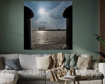 Zicht door twee bolders in de haven van Hamburg