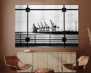 Silhouetten van havenkranen zijn te zien door een raam van Andrea Gaitanides - Fotografie mit Leidenschaft