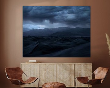 Woestijnpanorama op het blauwe uur van fernlichtsicht