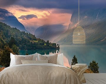 Zonsopkomst aan het meer van Lovatnet, Noorwegen