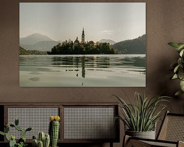 De Maria Hemelvaartkerk aan het mystieke Lake Bled van Yvonne Gardner