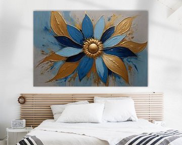 Abstrakte goldene Blüte auf Blau von De Muurdecoratie