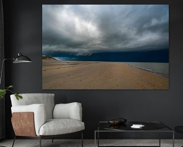 Lever de soleil orageux sur la plage de Texel sur Sjoerd van der Wal Photographie