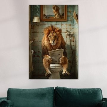 Majestätischer Löwe Liest Zeitung Im Badezimmer von Poster Art Shop