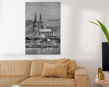 La cathédrale de Cologne le soir avec le nouvel éclairage LED noir et blanc sur Michael Valjak