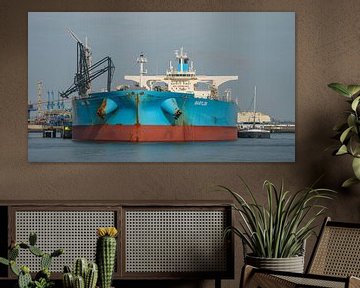 Super oil tanker Babylon in the port of Rotterdam. by Jaap van den Berg