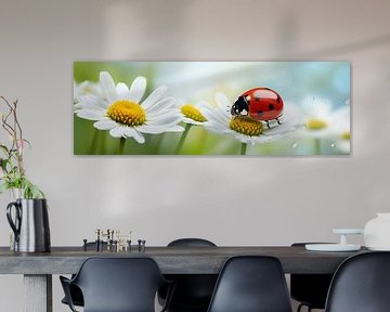 Roter Marienkäfer auf weißer Gänseblümchen vor verschwommenem grünem Naturhintergrund. von Animaflora PicsStock