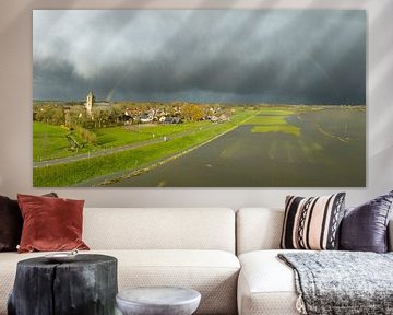 Regenboog over het dorp Zalk tijdens een herfststorm