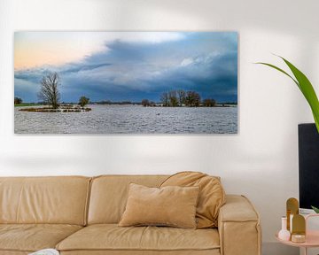 Dunkler Himmel über dem Fluss IJssel von Sjoerd van der Wal Fotografie