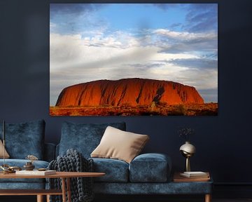 Avondstemming Uluru Australië van Inge Hogenbijl