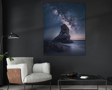 Le ciel nocturne s'illumine au-dessus des rochers
