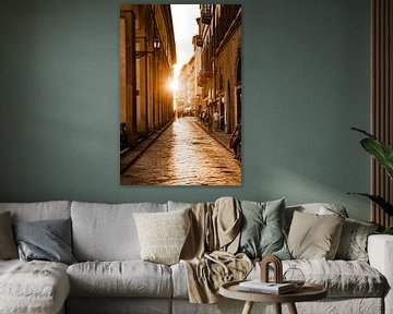 Coucher de soleil dans les rues sur Laura Visser - traveling art