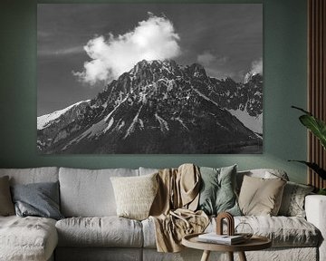 Bewölkter Berggipfel | schwarz und weiß | Österreich von Laura Dijkslag
