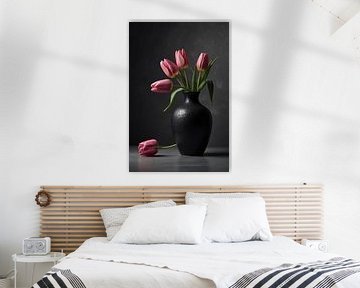 Nature morte avec tulipes roses dans un vase foncé sur De Muurdecoratie