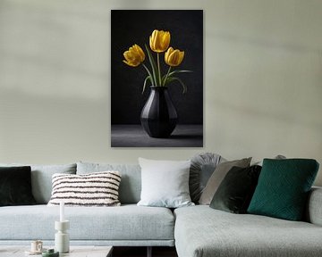 Gelbe Tulpen in einer eleganten schwarzen Vase von De Muurdecoratie