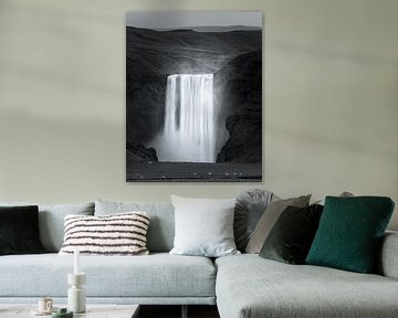 Der Wasserfall Skogafoss in Schwarz und Weiß