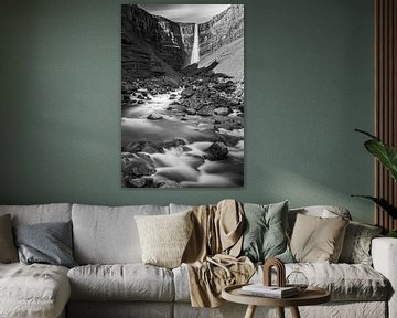 Wasserfall des Hengifoss in Schwarz und Weiß