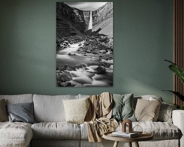 Chute d'eau de Hengifoss en noir et blanc