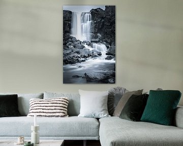 Wasserfall der Oxararfoss in Schwarz und Weiß