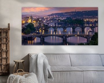 Avond uitzicht over de Vltava bruggen in Praag - Panorama