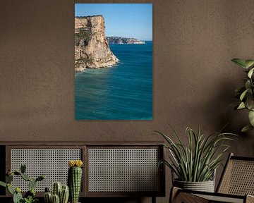 Les falaises et le bleu de la Méditerranée