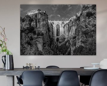 Die Stadt in Ronda in Spanien im Abendlicht in schwarz-weiß von Manfred Voss, Schwarz-weiss Fotografie