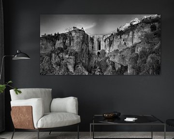 Panorama van de kloof van Ronda in Spanje in Andalusië in zwart-wit van Manfred Voss, Zwart-Wit Fotografie