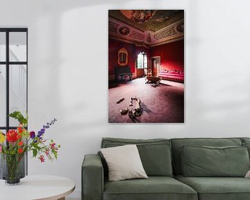 Verlaten Rode Villa met Piano. van Roman Robroek - Foto's van Verlaten Gebouwen