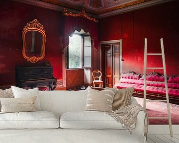 Verlaten Rode Villa met Piano. van Roman Robroek - Foto's van Verlaten Gebouwen