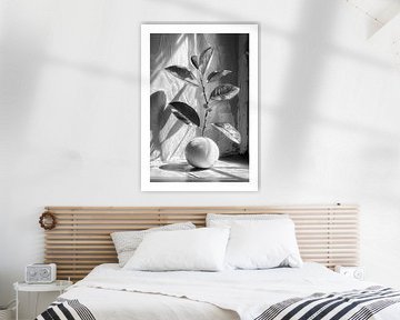 Minimalistische zwart-wit afbeelding van een citroen met bladeren van Poster Art Shop