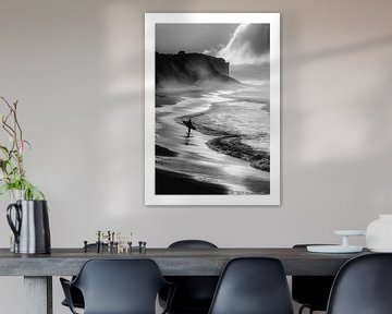 Surfeur solitaire sur la plage avec planche de surf en noir et blanc sur Felix Brönnimann