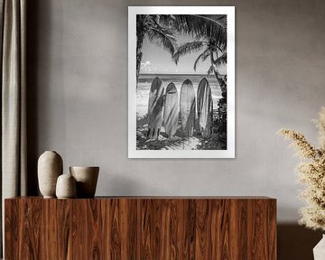 Surfplanken tussen palmbomen op een rustig strand van Poster Art Shop