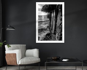 Planches de surf sur la plage au coucher du soleil en noir et blanc sur Felix Brönnimann