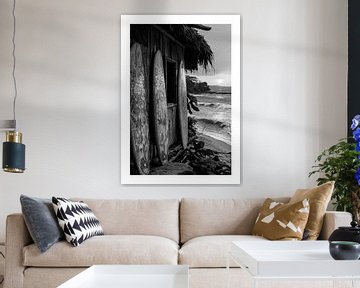 Eenzaam strand in de late namiddag met surfplanken van Poster Art Shop