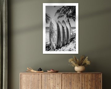 Surfplanken op een idyllisch tropisch strand onder palmbomen van Felix Brönnimann