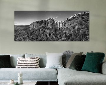 Landschaft bei der Stadt Ronda in Spanien in Andalusien in schwarz-weiß von Manfred Voss, Schwarz-weiss Fotografie