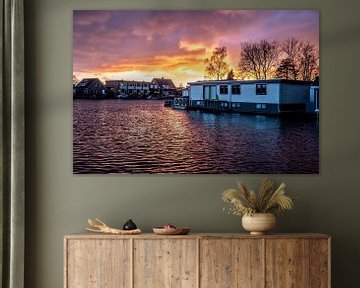 Als ob es hinter den Häusern brennt, Sonnenuntergänge, wilde Wolken, viele Farben von Jan Willem de Groot Photography