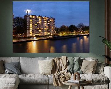 Het Amsterdam-Rijnkanaal met een flat aan de Rooseveltlaan in Kanaleneiland in Utrecht