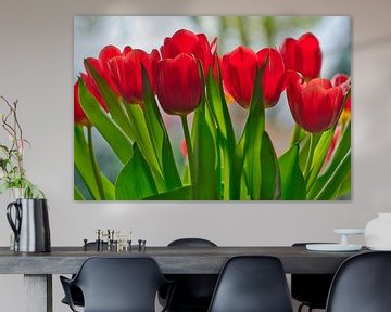 Vrolijk en rood gekleurde bos tulpen van Jolanda de Jong-Jansen