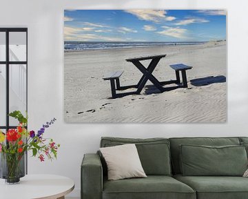 Picknick tafel op het strand van Zeeland.