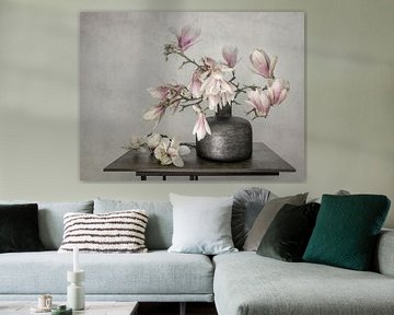 Stilleven met bloemen. Magnolia. Lente. van Alie Ekkelenkamp