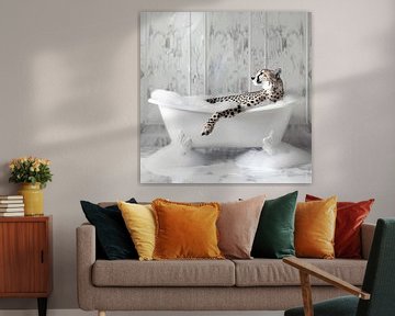 Gepard in der Badewanne - Ein lustiges Badezimmer Bild von Felix Brönnimann