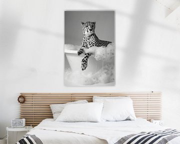 Serene cheetah in bad - Een grappige badkamerfoto voor je toilet van Felix Brönnimann