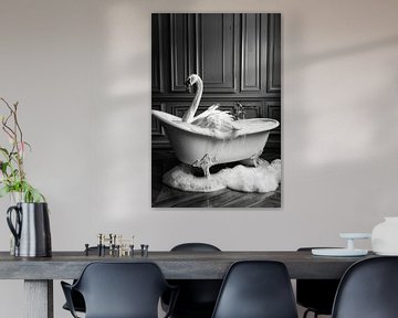 Elegante zwaan in bad - Unieke badkamerfoto voor je WC van Poster Art Shop