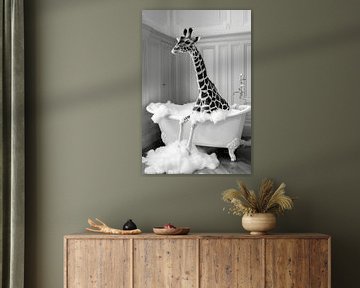Erhabene Giraffe in der Badewanne - Ein einzigartiges Badezimmerbild für Ihr WC von Felix Brönnimann
