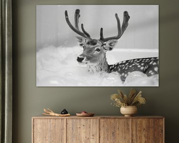 Cerf dans la salle de bain - Un tableau de salle de bain enchanteur pour vos toilettes sur Felix Brönnimann