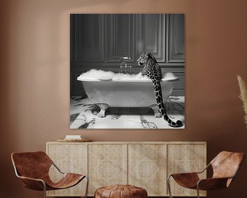 Jaguar élégant dans la salle de bain - Un tableau de salle de bain exotique pour vos toilettes sur Felix Brönnimann