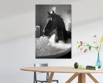 Edles Pferd in der Badewanne - Ein zauberhaftes Badezimmerbild für Ihr WC von Felix Brönnimann
