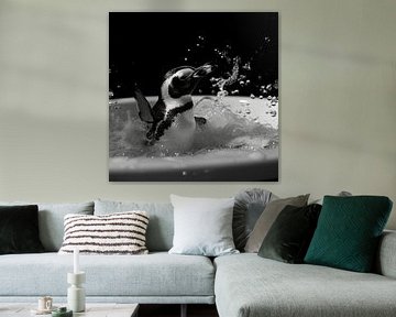 Vrolijke pinguïn in bad - een betoverende badkamerfoto voor je WC van Poster Art Shop