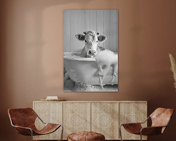 Vache décontractée dans la baignoire - Un tableau de salle de bain original pour vos toilettes sur Felix Brönnimann